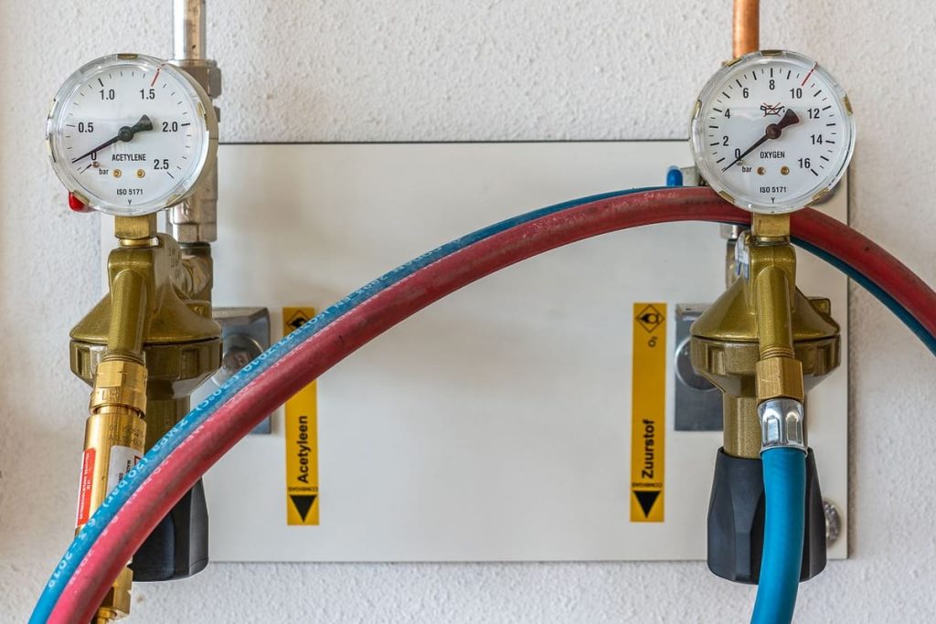 Gas pressure gauges connected with hoses