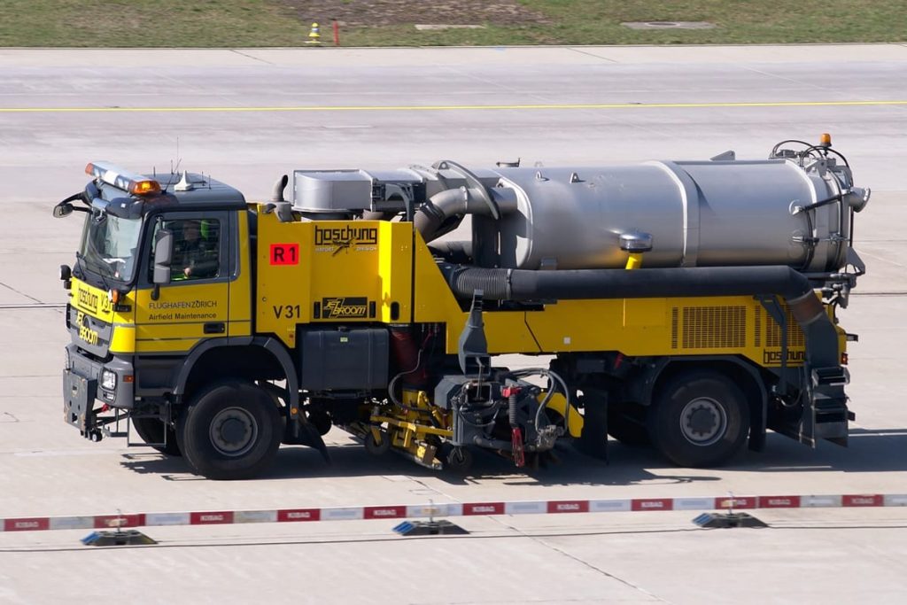 Sewer jetting and vacuum truck